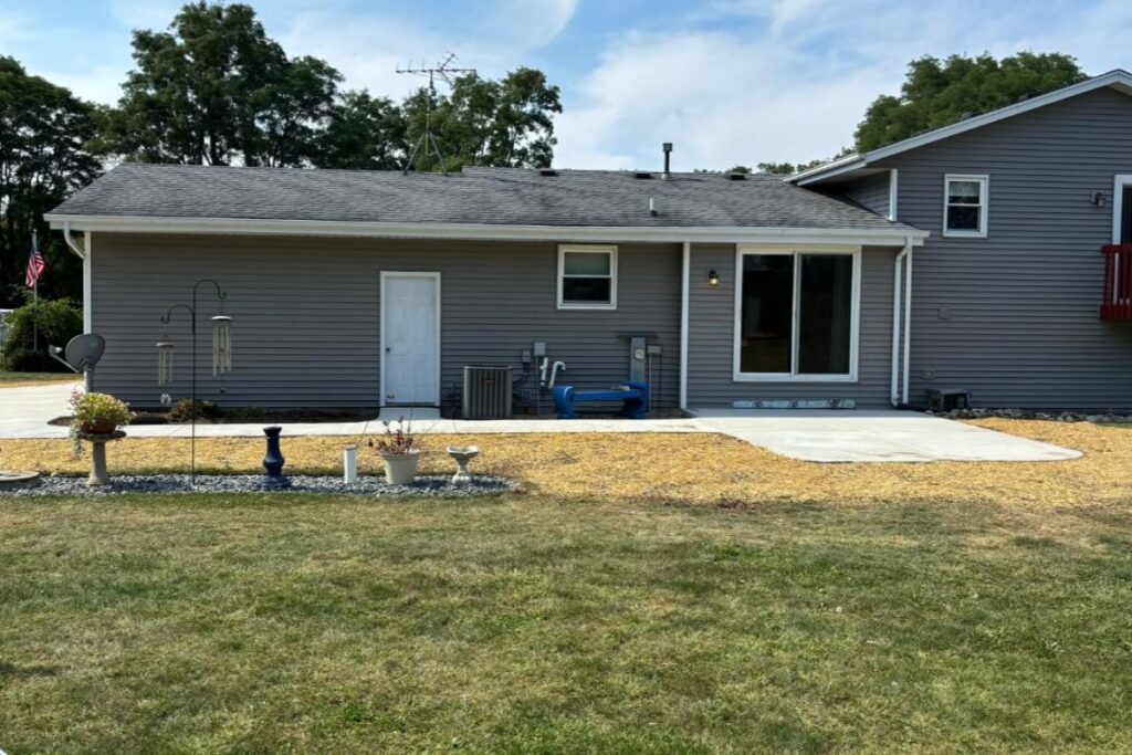 House with a yard infront of it